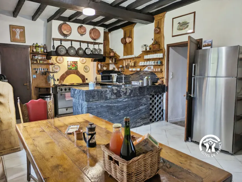 Charming Country Retreat: Sleeps 11, Indoor Pool, Pet-Friendly, Near Château-Gontier - Image 1
