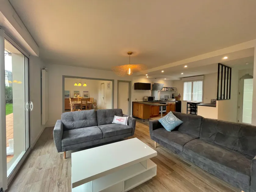 House located in a quiet area, close to the town center. - Image 1