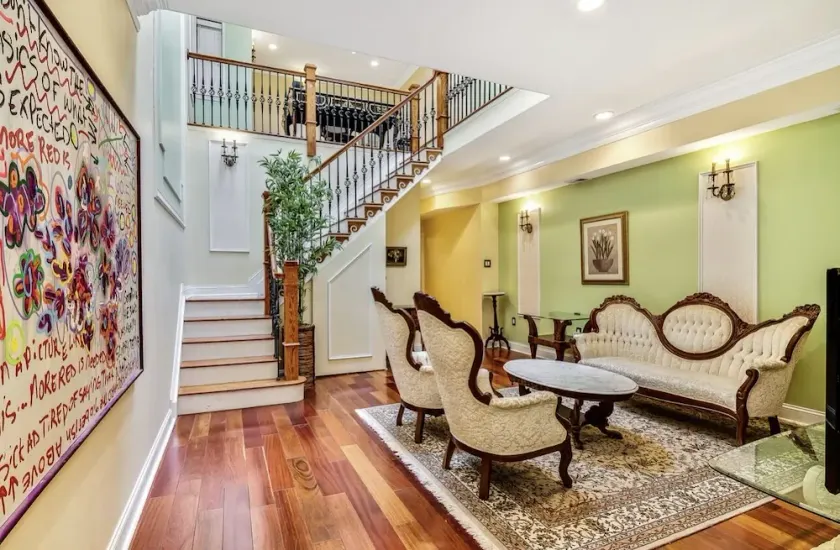 Spacious Home with Antique Decor - Image 1