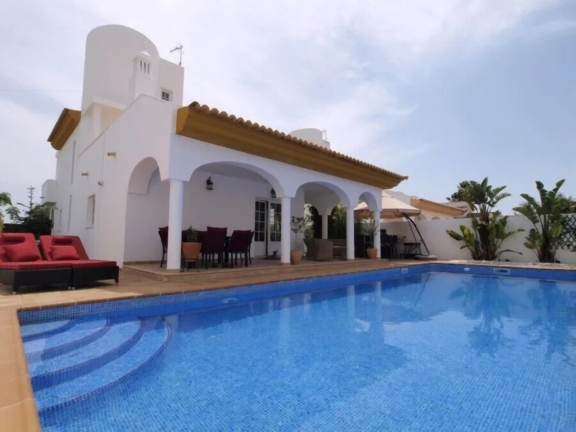 Villa de luxe avec piscine, Internet + 3 salles de bains - Image 1