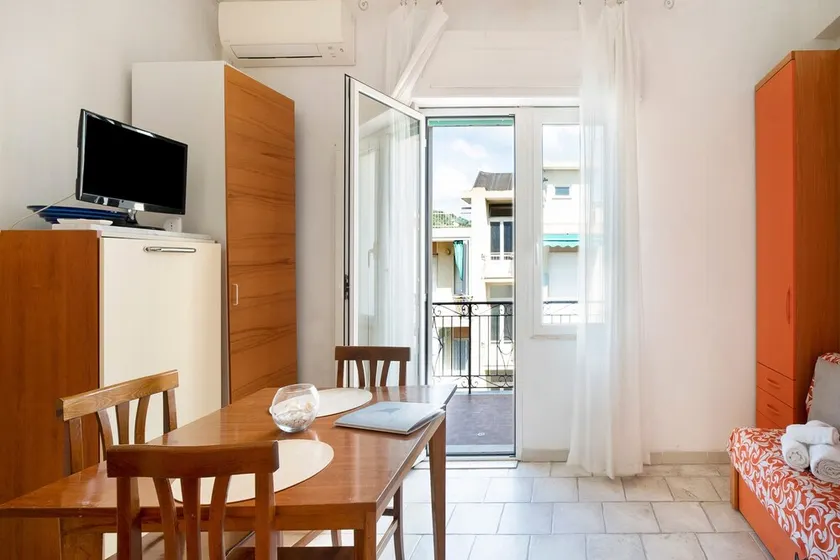 Studio apartment \"Holiday Sea\" with Terrace & A/C - Image 1