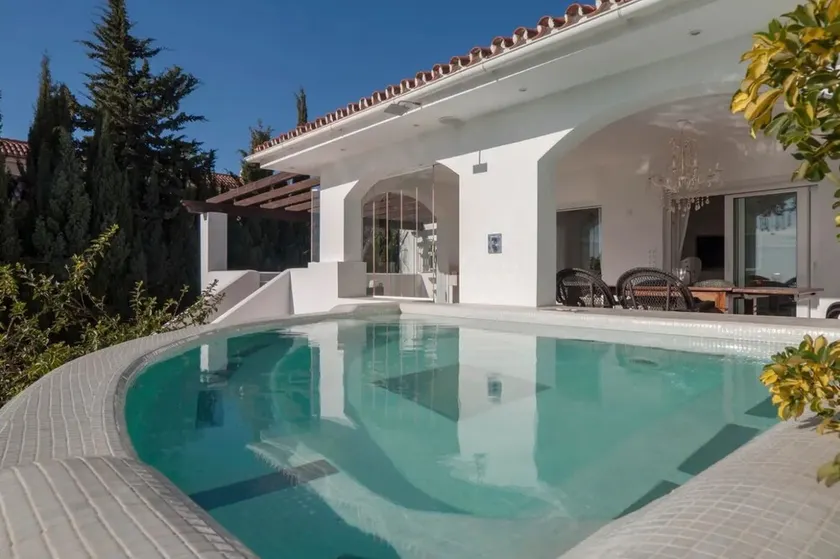 Hilltop Jacuzzi House - Image 1