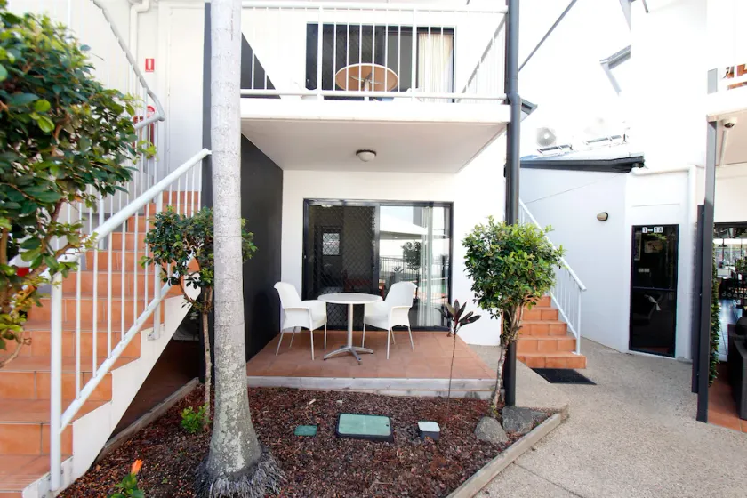 Coffee House Apartment Motel - Image 1