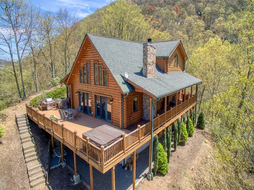 Beautiful 4 BR/ 3.5 BA + Loft, Hot-Tub, Valley Views, Covered Porch, Wi-Fi - Image 1