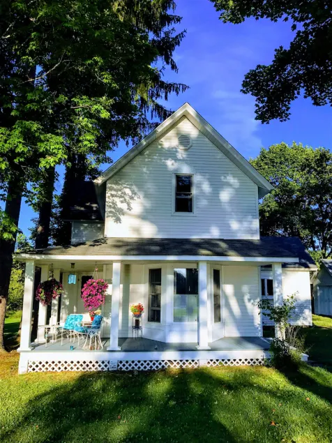 Ironton Shore Farms: 4 Schlafzimmer Bauernhaus am Lake Charlevoix mit Strand und Dock - Image 1