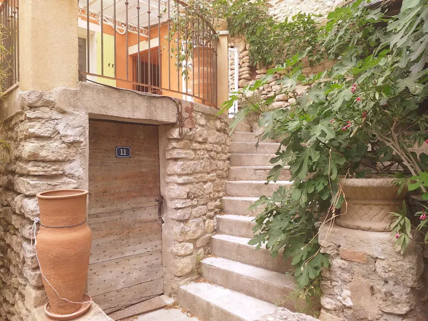 In the heart of Fontaine de Vaucluse, house overlooking the Sorgue river - Image 1
