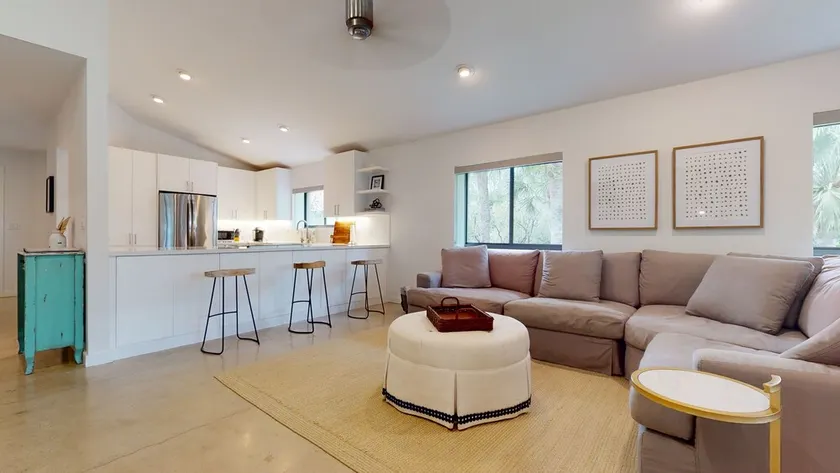Bright and Modern 3 Bedroom 2 Bath Condo in PGA National - Pool Access (heated) - Image 1