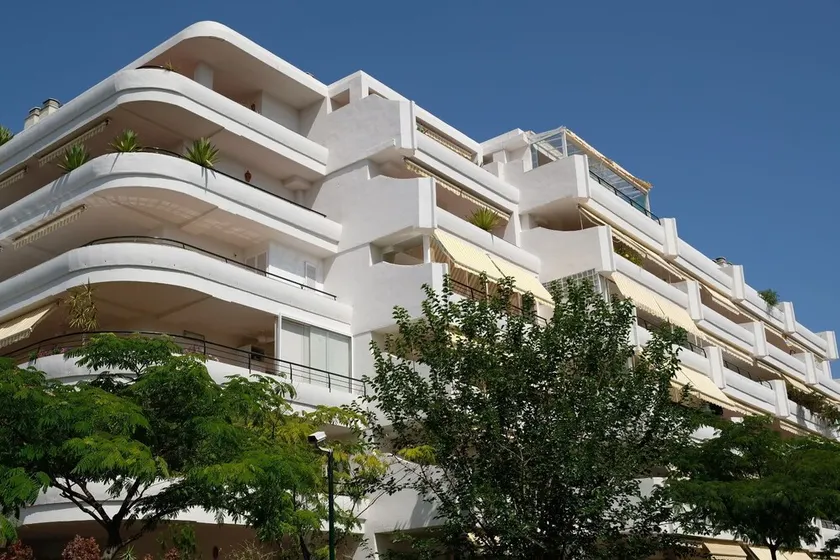 Luxury apartment with terrace, garage and pool. - Image 1