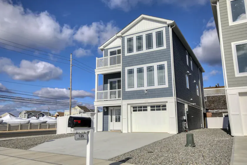 Brand New 4-Bedroom with Den in beautiful Mantoloking - Image 1