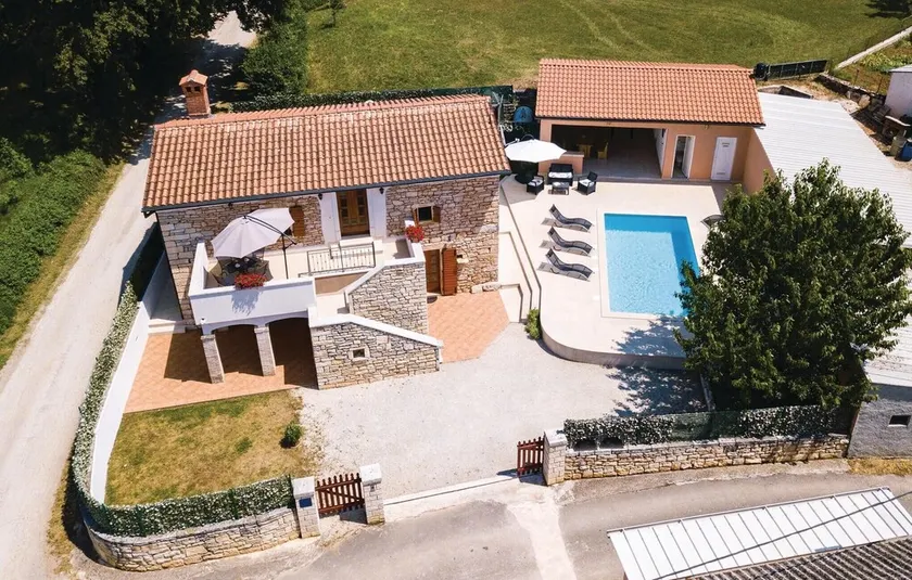 3 Bedroom Accommodation in Pazin - Image 1