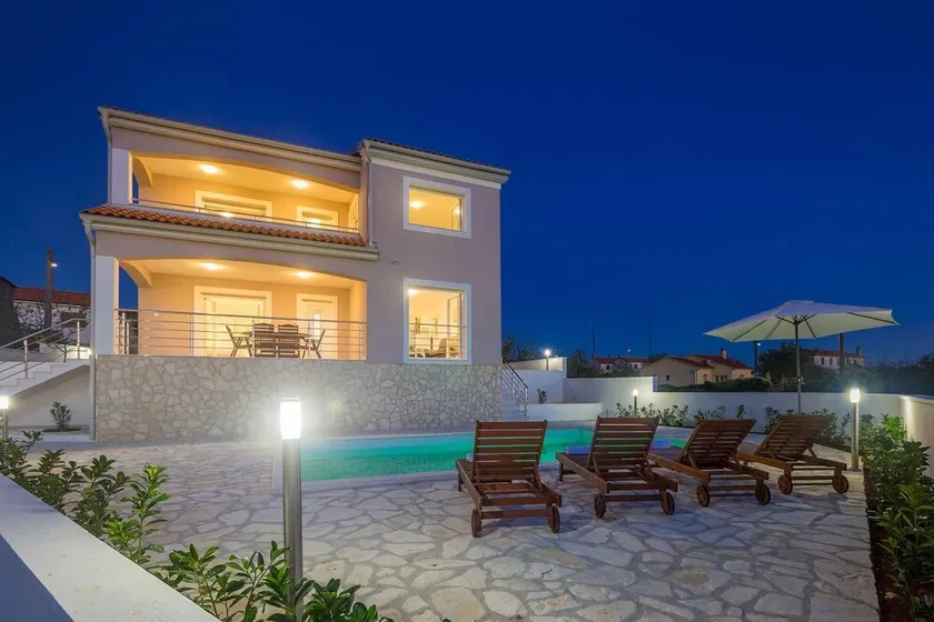 Smukt og komfortabelt feriehus  med privat pool i Linardici, Island Krk, Kroatien med plads til 11 personer - Image 1