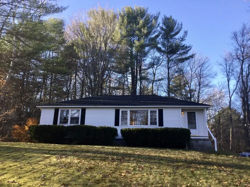 Cozy three bedroom house located just five minutes from Lake Winnipesaukee - Image 1