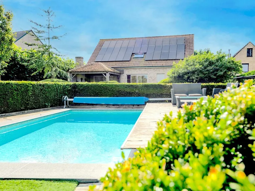 Luxury villa with heated pool and large garden - Image 1