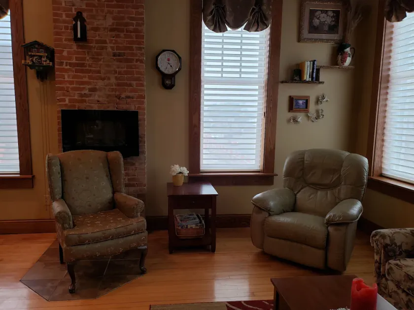 Downtown Chatfield-Schöne 2. Fl Loft (2 Bdrm / 1 Bad) w / Private Deck & Hottub - Image 1