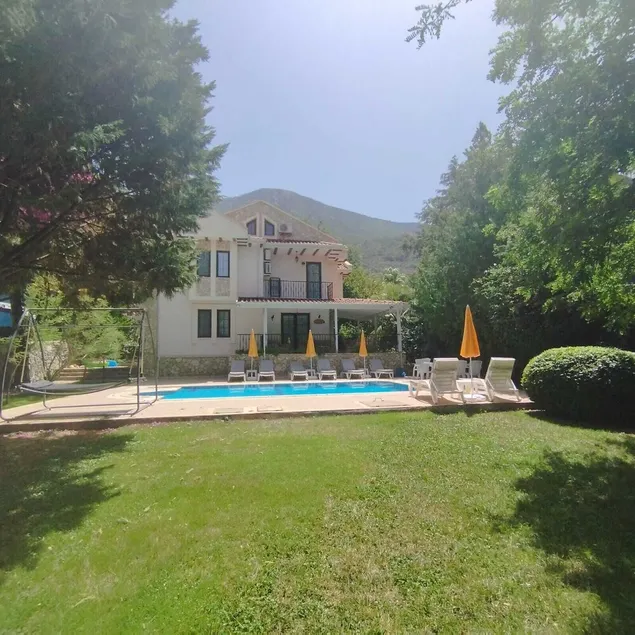 Luxury Villa with Private Pool, Manicured Gardens & Free WIFI Unlimited - Image 1