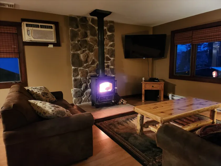 Eagle's Nest at Adirondack Lodge- 3 BR Cabin -8 mins to Lake George Village! - Image 1