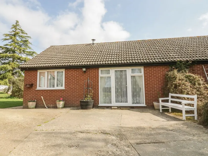 THE BUNGALOW, with pool in Bentley - Image 1