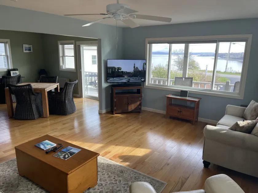 Country retreat with incredible ocean and island views. - Image 1