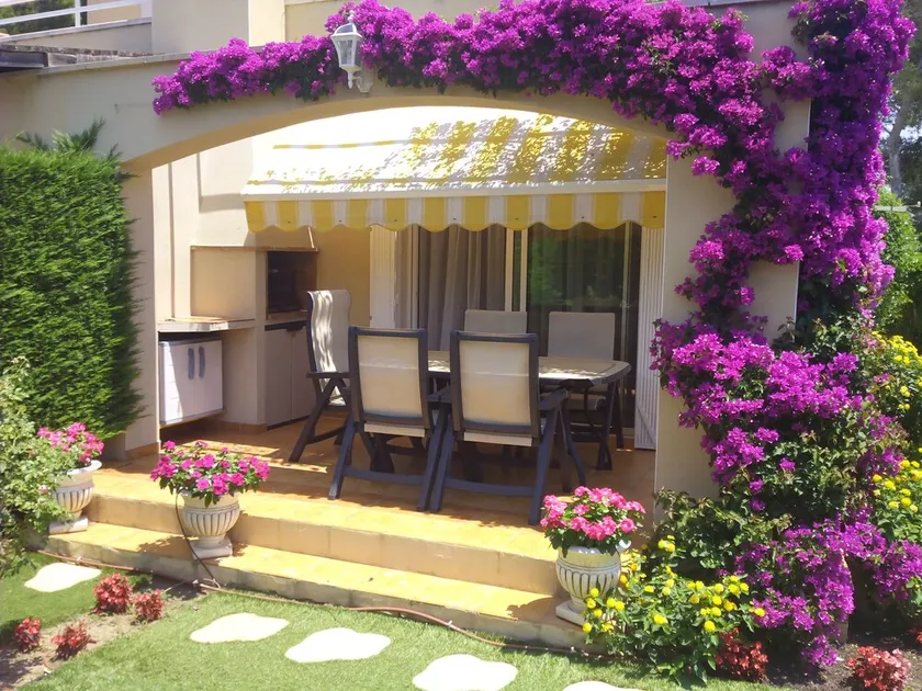 BELLE MAISON AVEC  BEAU JARDIN PISC. SÉCURITAIRE POUR LES ENFANTS AVEC WIFI - Image 1