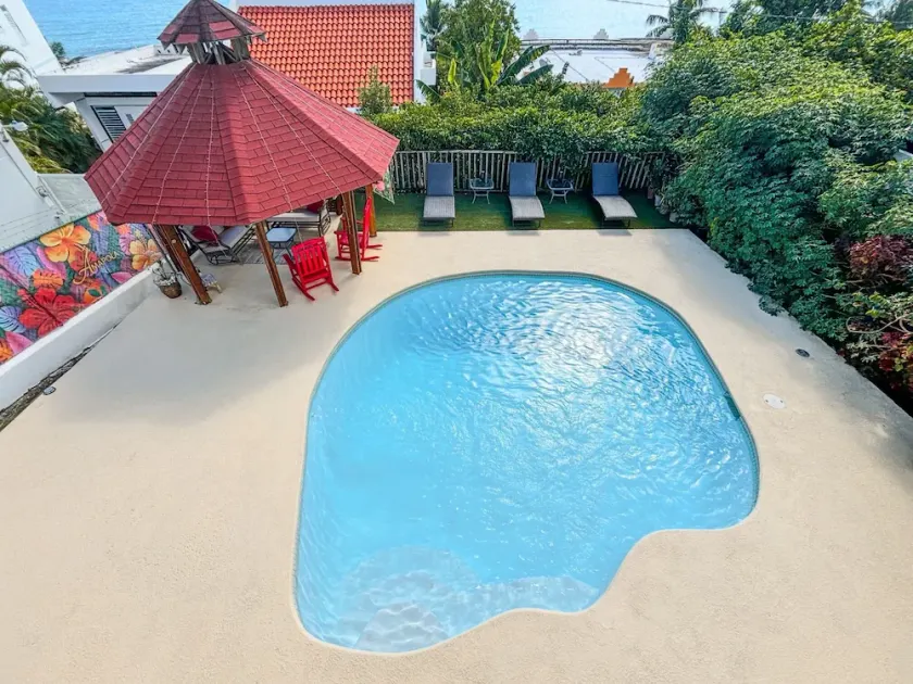 Beautiful oceanfront property with pool and amenities to relax - Image 1