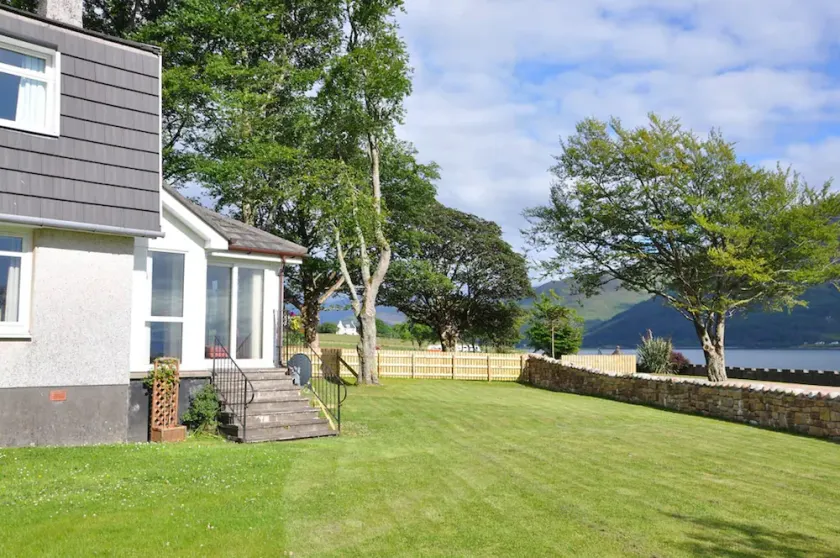 Lochside with beach access uninterrupted views of spectacular Highland Mountains - Image 1