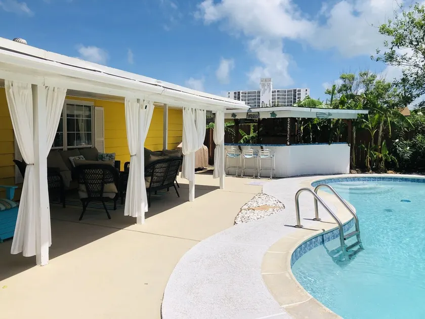 Maison rénovée, oasis privée, maison de vacances, piscine, bar Tiki à quelques pas de la plage - Image 1