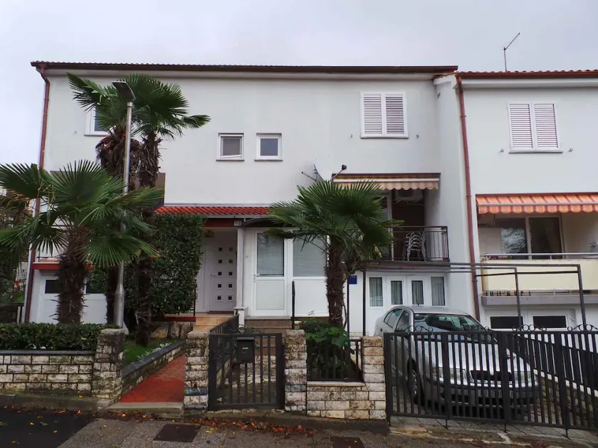 Holiday home with balcony and air conditioning - Image 1