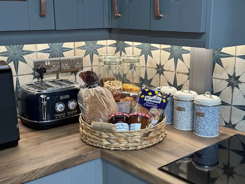 House Sleeps 8-Garden-Parking Near Barry Island - Image 1