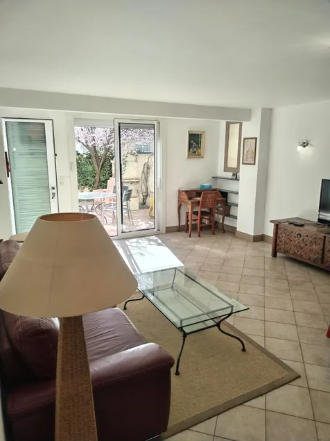 Quiet garden level close to town center. - Image 1