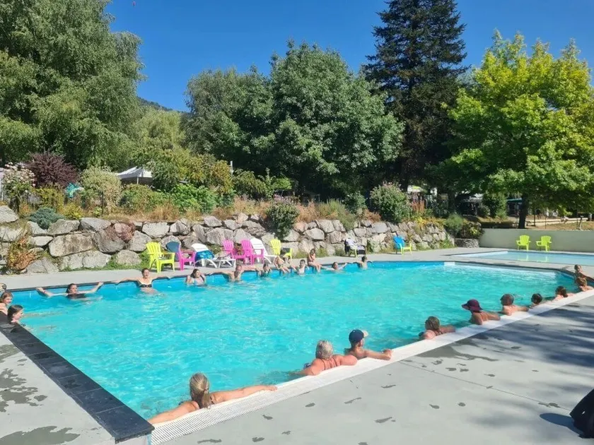 Camping 3 étoiles familial avec piscine et pataugeoire - Image 1