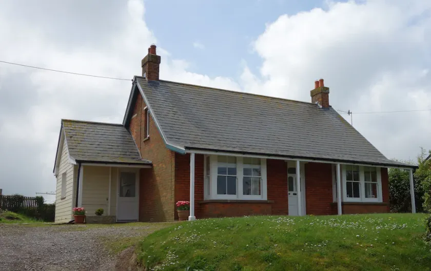 Country bungalow with rural views - Image 1