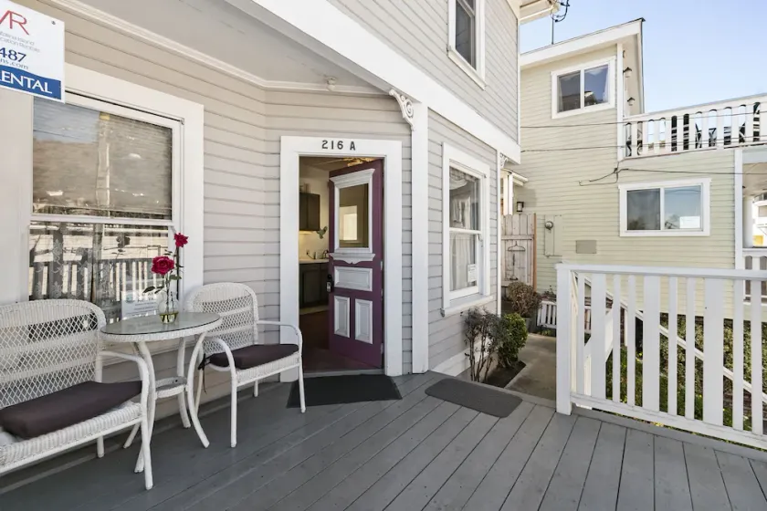 216WA: Budget-friendly Apartment in Victorian Triplex, 2 Blocks to the Beach + W - Image 1