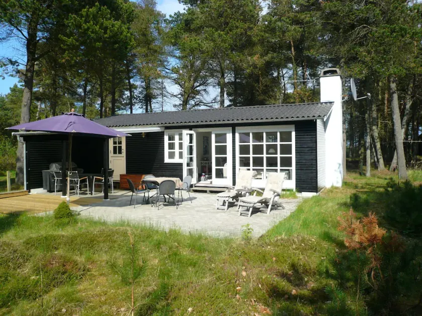 Två minuter till stranden: Klassiskt sommarhus på en naturgrund - Image 1