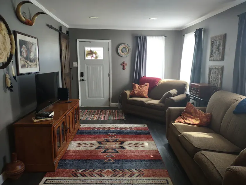 Cozy two bedroom home by historic Rt. 66, pet friendy too! - Image 1