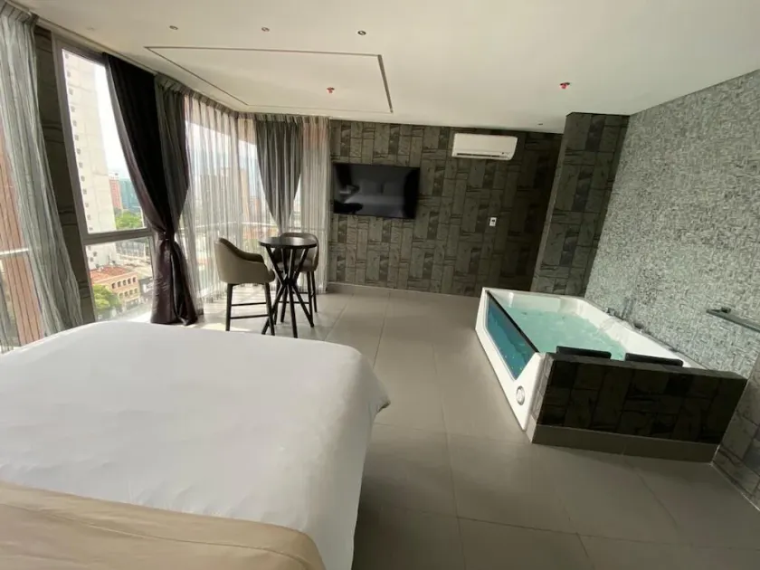 Luxury Room with Jacuzzi and Amazing View - Image 1
