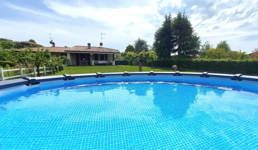Villa avec piscine privée et grand jardin, idéale pour séjours avec des chiens. - Image 1