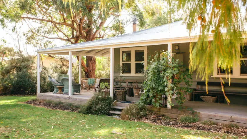 Kia-Ora Cottage - Shaded Garden with space for the Kids to Play - Image 1