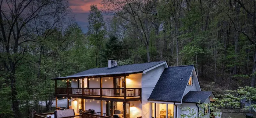 Luxury Chalet on 50 Acres, Hot Tub, Game Room, Mountain View & seasonal spring - Image 1
