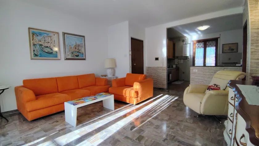 Apartment 75 sm with 5/6 beds - closed parking space- served by public transport - Image 1