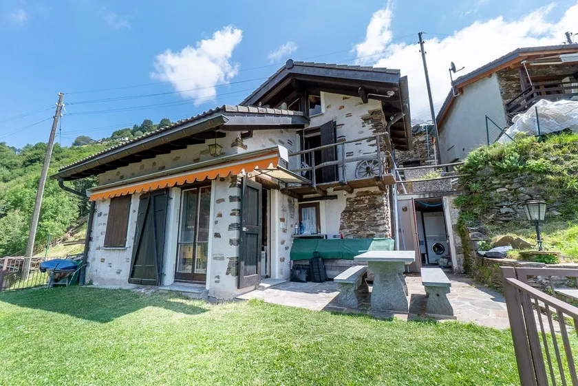 Spacious rustico in the Indemini Valley with a view of Lake Maggiore - Image 1