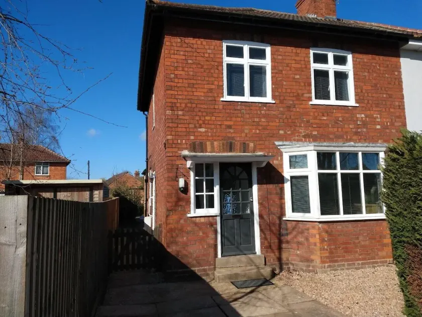 Doctors lane Stylish 3 Bedroom contractor Family House with Parking - Image 1