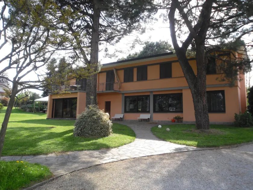 Élégante villa entourée d'un grand jardin à la disposition des clients - Image 1