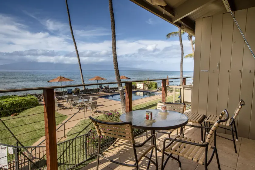 Great Top floor! Beamed Ceilings! Direct Views~ 214 - Image 1