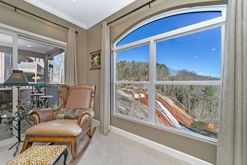 Lake Toxaway Falls: Waterfall Views, Luxury Condo, minutes from hiking! - Image 1