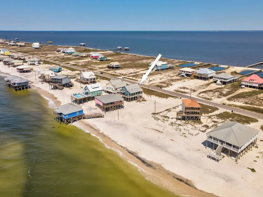 Crew Rest - Gulf Beachside, 4+ Bedrooms, 3.5 Baths, Pet Friendly, Sleeps 12 - Image 1