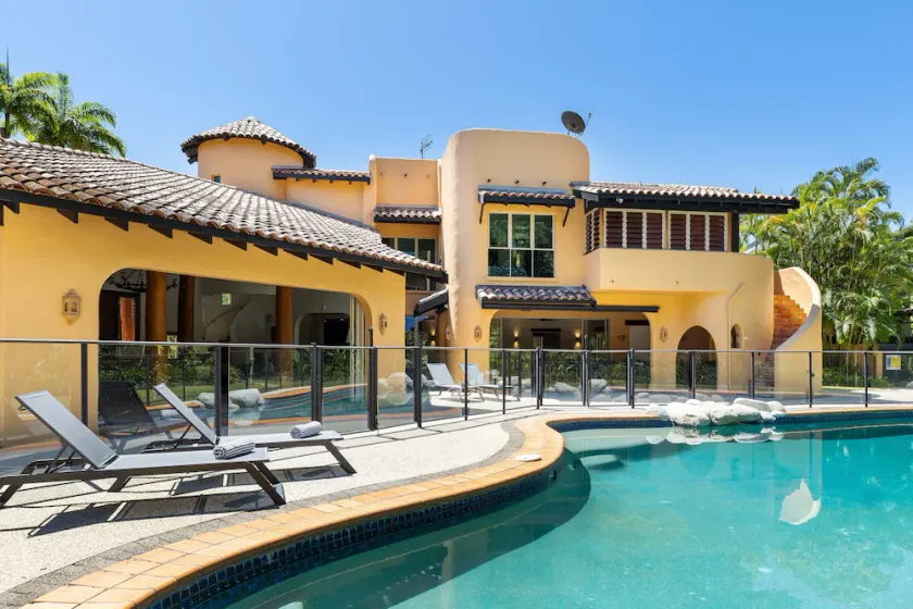 La Casa Mirasol - 5 Bedroom Beachfront House - Image 1