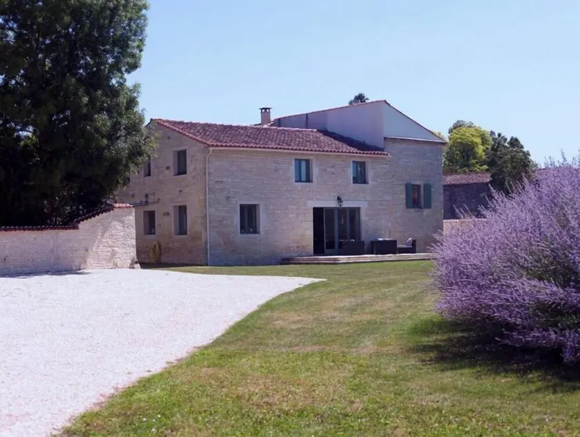 Beautifully restored farmhouse and grounds in the heart of a picturesque village - Image 1