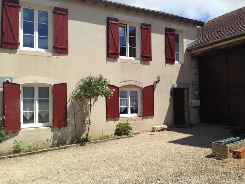 Charmerende bondegård renoveret i Langres land med meget stor have og stald - Image 1