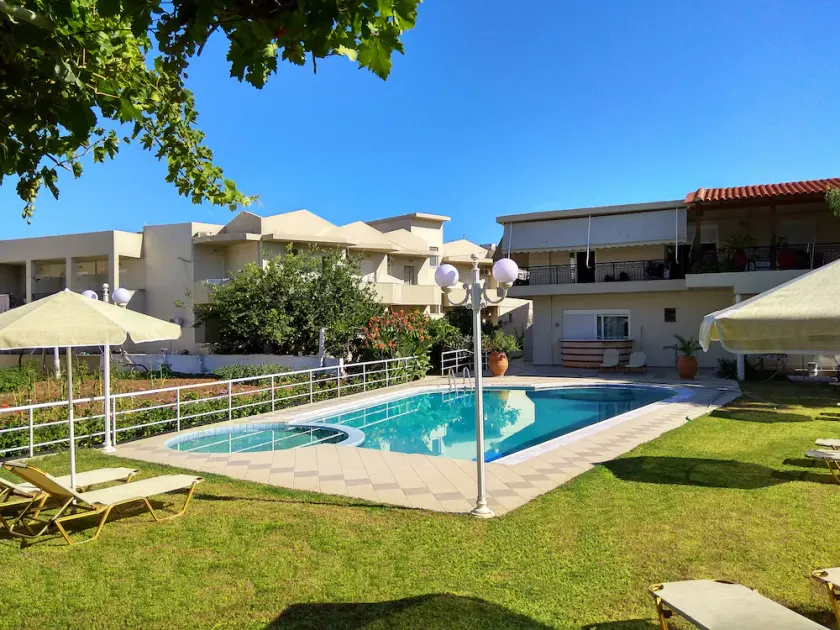 Theros - Newly Renovated Serviced Apartments only 200m from the beach - Image 1