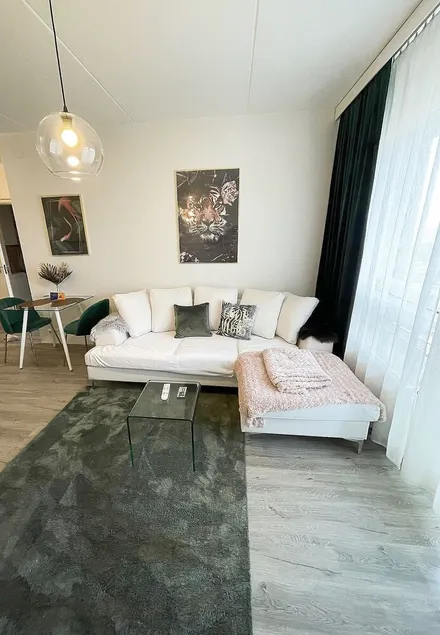 Geräumiges Dachgeschoss-Apartment, tropischer Samt - Image 1